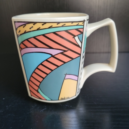 Kaffeebecher, eckig-rund, cremeweiß matt, mit bunten Motiven an den Außenseiten
