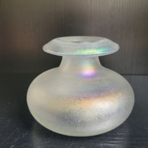 Vase, Kugelförmig, mit ausgestelltem Hals in Regenbogen Farben