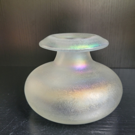 Vase, Kugelförmig, mit ausgestelltem Hals in Regenbogen Farben