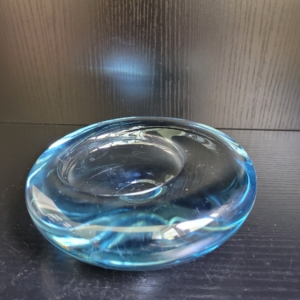 Glasschale, blau, rund, mit versetzter Öffnung