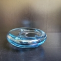 Glasschale, blau, rund, mit versetzter Öffnung