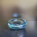 Glasschale, blau, rund, mit versetzter Öffnung