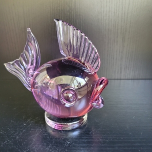 Glasfisch, Kugelförmig, lila transparent, Flosse oben und hinten, offener Mund