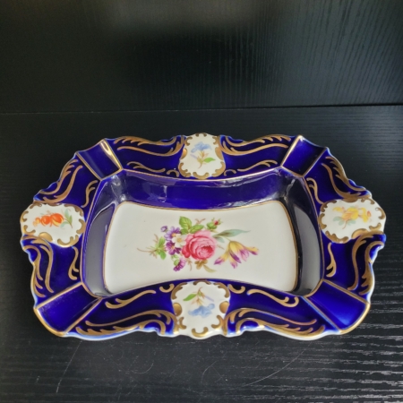 Aschenbecher, rechteckig, Rand Kobalt blau, mit Goldverzierungen und Blumenmotiven. Mittig weiß, mit größerem Blumenmotiv