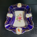 Aschenbecher, rechteckig, Rand Kobalt blau, mit Goldverzierungen und Blumenmotiven. Mittig weiß, mit größerem Blumenmotiv