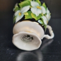 Kaffeetasse, weiß, außen schwarz, mit Goldrändern und weißen Blüten