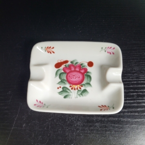 Aschenbecher, rechteckig, weiß, mit Blumenmotiv in pink und grün