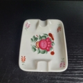 Aschenbecher, rechteckig, weiß, mit Blumenmotiv in pink und grün