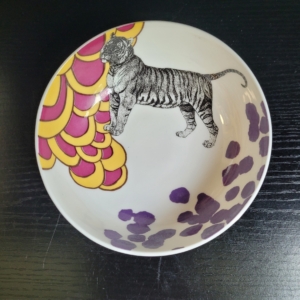 Schale, weiß, mit Ornamenten in violett und gelb und einem Tiger in schwarz weiß