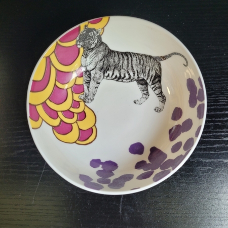 Schale, weiß, mit Ornamenten in violett und gelb und einem Tiger in schwarz weiß