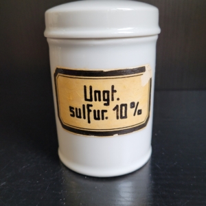 Runde Dose mit Deckel, weiß. Etikett, antik vergilbt, mit Aufschrift