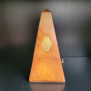 Pyramidenförmiger Taktgeber aus Holz, mit Metall Etikett
