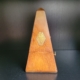 Pyramidenförmiger Taktgeber aus Holz, mit Metall Etikett