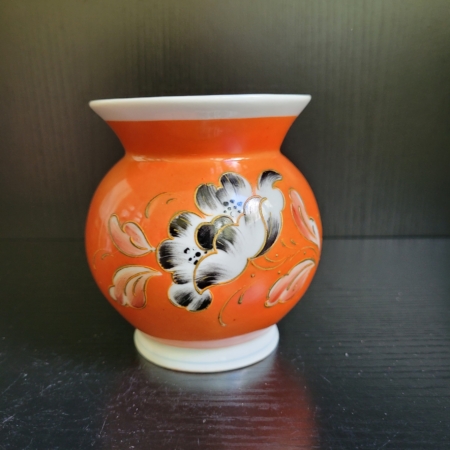 Vase, Kugelförmig, weiß, außen orange, mit handbemaltem Blumendekor in schwarz weiß