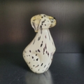Glasfigur in Hundeform, schwarz weiß. Seitenansicht
