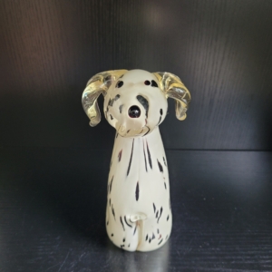 Glasfigur in Hundeform, schwarz weiß. Frontansicht