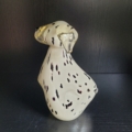 Glasfigur in Hundeform, schwarz weiß, Seitenansicht