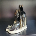 2 Schäferhunde, einer liegend, einer stehend, in Naturtönen beige, braun, schwarz
