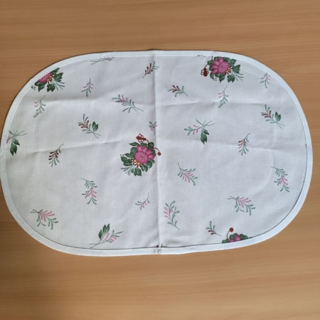 Tischset, oval, weiß, mit floralen Motiven in pink und grün